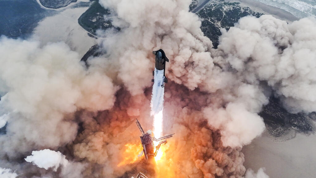 WA 2 kozmodróm Starbas - Superťažká vesmírna raketa Starship americkej spoločnosti SpaceX štartuje na svoj štvrtý skúšobný let z kozmodrómu Starbase v americkom štáte Texas vo štvrtok 6. júna 2024. Megaraketa úspešne pristála vo vodách Indického oceána. Americkej spoločnosti SpaceX sa to podarilo na štvrtý pokus, predošlé tri sa skončili zničením rakety. FOTO TASR/AP


  SpaceX's mega rocket Starship launches for a test flight from Starbase in Boca Chica, Texas, Thursday, June 6, 2024.  (SpaceX 