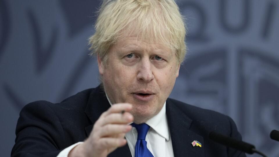 PK 12 Lydd - Britský premiér Boris Johnson sa prihovára na letisku Lydd na juhovýchode Anglicka vo štvrtok 14. apríla 2022. Rwanda podpísala s Britániou dohodu, na základe ktorej bude prijímať migrantov žiadajúcich o azyl v Spojenom kráľovstve. Dostane za to od Londýna príspevok v hodnote 144 miliónov eur. FOTO TASR/AP
British Prime Minister Boris Johnson delivers a speech at Lydd Airport, south east England, Thursday, April 14, 2022. Britain says it has struck a deal with Rwanda to send some a