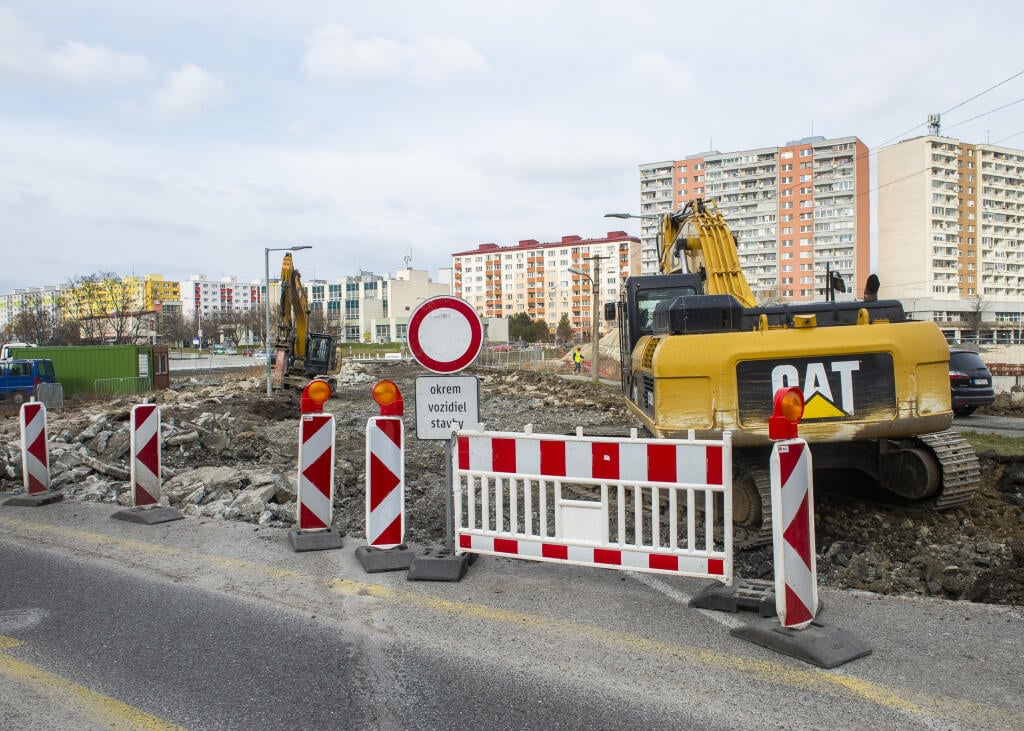 Na snímke stavebné práce na výstavbe električkovej trate v Petržalke