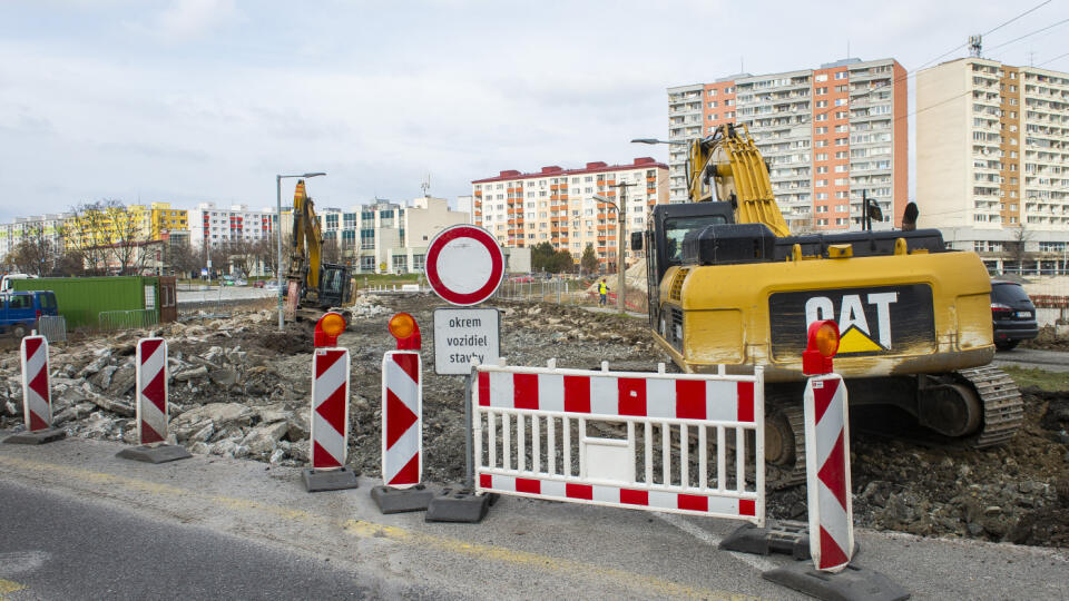 Na snímke stavebné práce na výstavbe električkovej trate v Petržalke 6. februára 2023 v Bratislave. FOTO TASR - Jakub Kotian