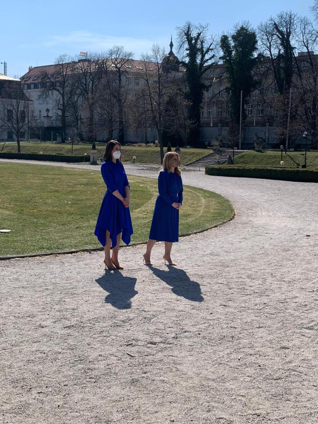Petra Vlhová a prezidentka Zuzana Čaputová sa spoločne prešli aj po záhrade.
