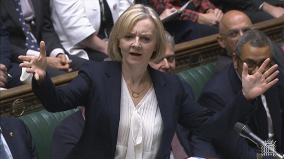 KK8 Londýn - Na videosnímke britská premiérka Liz Trussová počas hodiny otázok v parlamente v Londýne 19. októbra 2022. FOTO TASR/AP
In this grab taken from video from the House of Commons, Prime Minister Liz Truss speaks during Prime Minister's Questions in the House of Commons in London, Wednesday Oct. 19, 2022. (House of Commons/PA via AP)