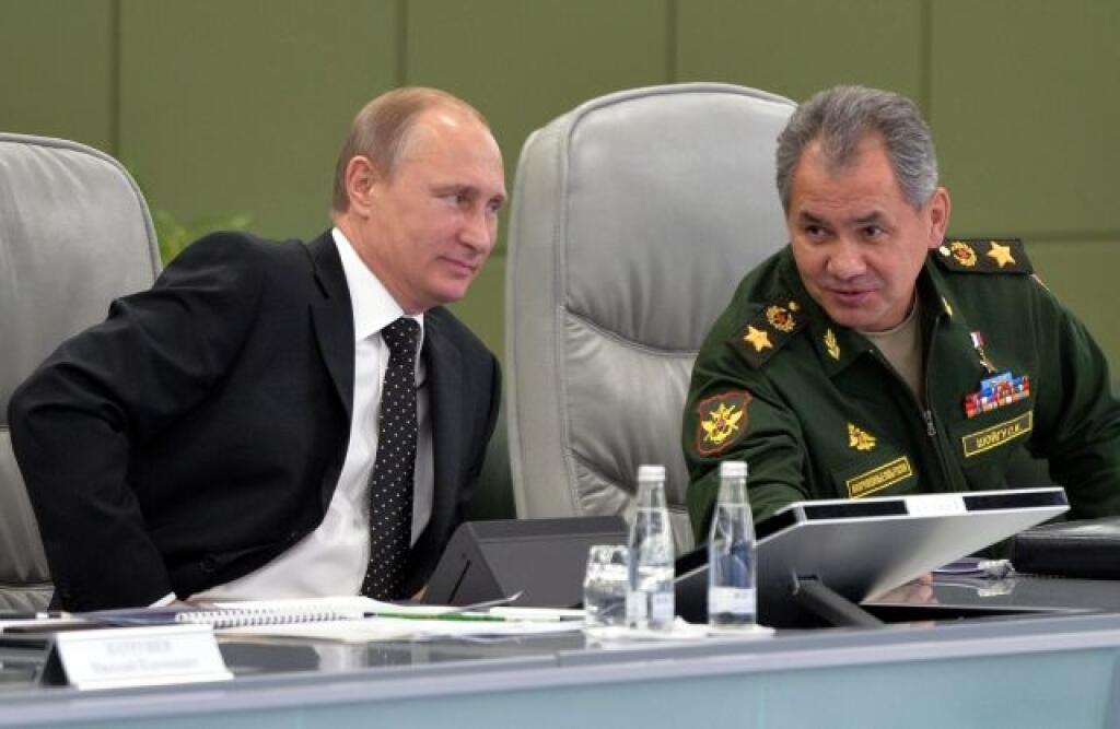 Ruský prezident Vladimir Putin a minister obrany Sergej Šojgu