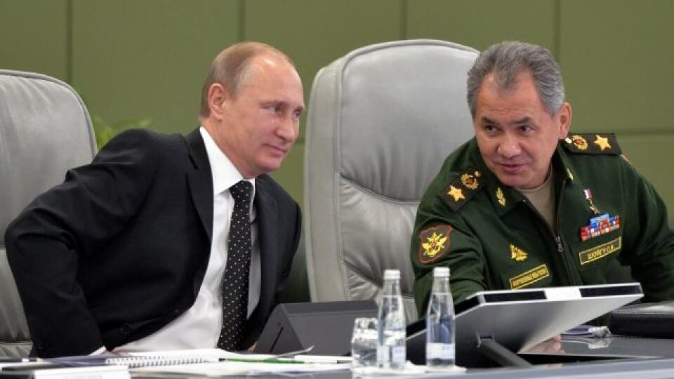 EBE 25 Moskva - Na snímke vľavo ruský prezident Vladimir Putin a vpravo ruský minister obrany Sergej Šojgu počas stretnutia s najvyššími armádnymi predstaviteľmi na ministerstve obrany v Moskve 19. decembra 2014. Putin bude hovoriť o budúcej vojenskej stratégii krajiny a programoch modernizácie výzbroje. FOTO TASR/AP
Russian President Vladimir Putin, left with Defense Minister Sergei Shoigu, heads a meeting with senior military officials in the Defense Ministry's control room in Moscow, Russi