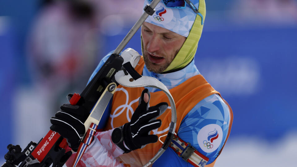 Na poslednej olympiáde mohli ruskí športovci štartovať, no pod neutrálnou vlajkou. Na fotke biatlonista Alexander Loginov.