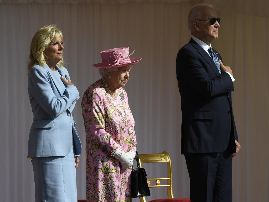 Britská kráľovná Alžbeta II. (uprostred), americký prezident Joe Biden (vpravo) a prvá dáma Spojených štátov Jill Bidenová počas stretnutia na Windsorskom hrade v nedeľu 13. júna 2021.