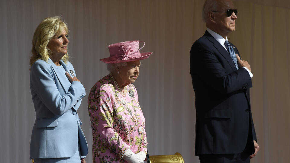 Britská kráľovná Alžbeta II. (uprostred), americký prezident Joe Biden (vpravo) a prvá dáma Spojených štátov Jill Bidenová počas stretnutia na Windsorskom hrade.