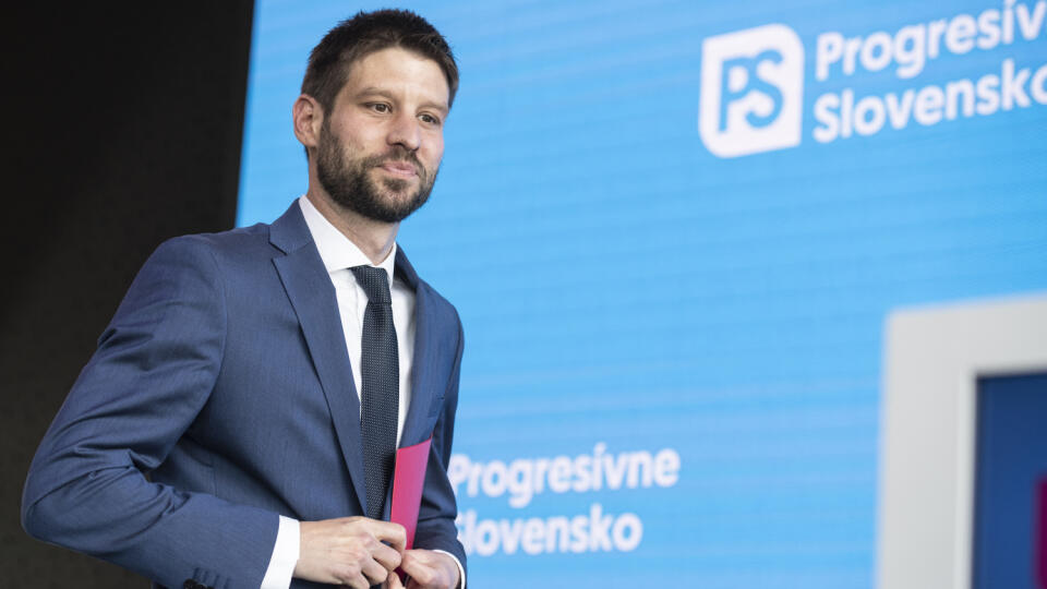 Na snímke podpredseda hnutia Progresívne Slovensko Michal Šimečka pred vystúpením na sneme Progresívne Slovensko 7. mája 2022 v Bratislave. Mimoparlamentné Progresívne Slovensko (PS) bude viesť Michal Šimečka. Delegáti hnutia ho zvolili na sobotňajšom sneme za predsedu PS. Vo funkcii nahradí Irenu Bihariovú. FOTO TASR - Pavel Neubauer