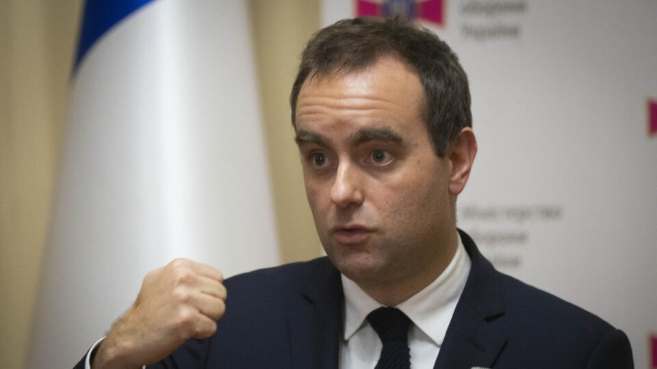 WA 27 Kyjev - Francúzsky minister obrany Sébastien Lecornu gestikuluje počas spoločnej tlačovej konferencie s ukrajinským rezortným kolegom Olexijom Reznikovom v Kyjeve v stredu 28. decembra 2022. FOTO TASR/AP
French Defense Minister Sebastien Lecornu, answers media questions during a joint press conference with Ukrainian Minister of Defense Oleksii Reznikov in Kyiv, Ukraine, Wednesday, Dec. 28, 2022. (AP Photo/Efrem Lukatsky)