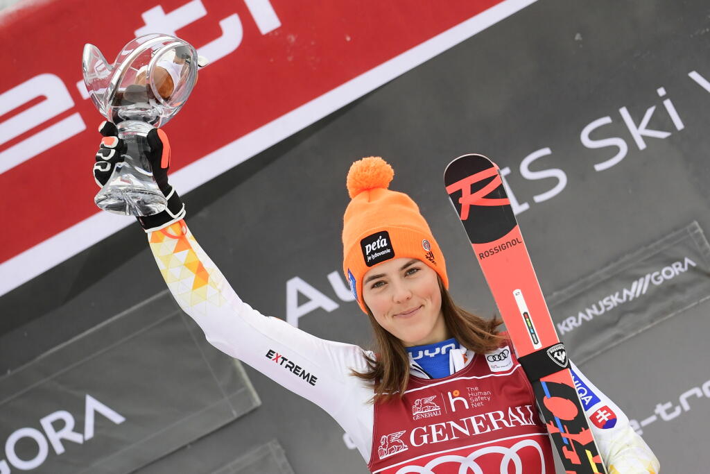 Na snímke slovenská lyžiarka Petra Vlhová oslavuje s trofeou na pódiu víťazstvo v slalome žien Svetového pohára v alpskom lyžovaní v slovinskej Kranjskej Gore 9. januára 2022.