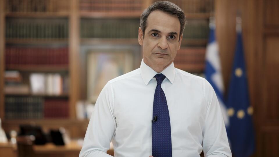 EBE 15 Atény - Na snímke grésky premiér Kyriakos Mitsotakis počas prejavu k národu v štátnej televízii v Aténach v stredu 20. mája 2020. Grécko spustí 15. júna turistickú sezónu, pričom od tohto termínu sa pre turistov budú môcť otvoriť aj hotely. Oznámil to v stredu grécky premiér Kyriakos Mitsotakis. FOTO TASR/AP
In this photo provided by the Greek Prime Minister's Office, Greece's Prime Minister Kyriakos Mitsotakis addresses the Greek nation on State TV in Athens, Wednesday, May 20, 2020. Gre