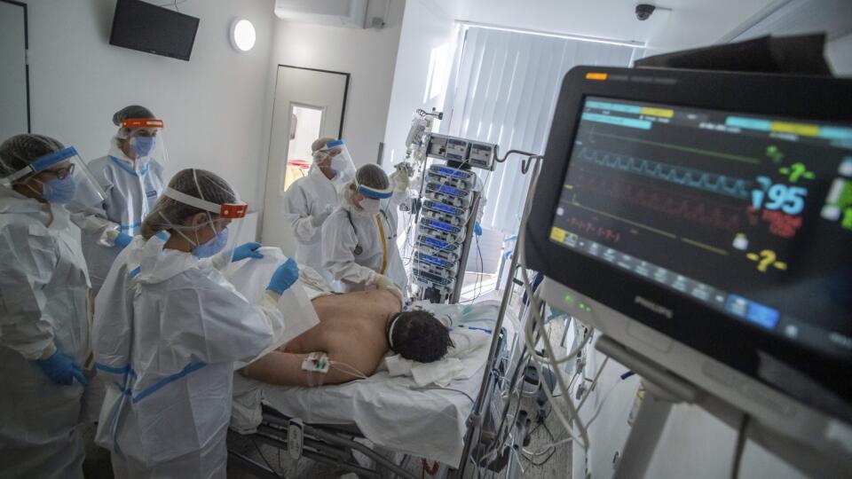 KK5 Budapešť - Doktori a zdravotné sestry v ochrannom oblečení sa starajú o covid pacienta napojeného na ventilátor na jednotke intenzívnej starostlivosti v budapeštianskej nemocnici 13. decembra 2021. V Maďarsku je hospitalizovaných v nemocnici okolo 6500 pacientov na ochorenie Covid-19. FOTO TASR/AP
Doctors and nurses wearing protective gears attend a patient on ventilator at the intensive care unit of Szent Laszlo Hospital treating COVID-19 patients during the pandemic of new coronavirus COV