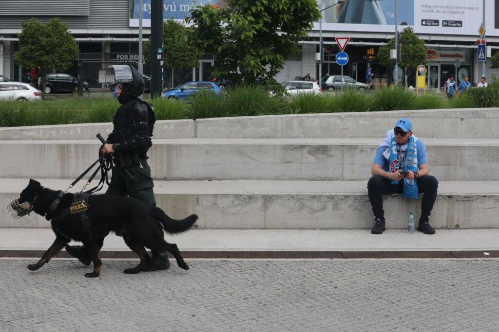 Finále Slovnaft Cupu medzi Slovanom Bratislava a Spartakom Trnava sprevádzali prísne opatrenia. Takto to vyzeralo v uliciach hlavného mesta pred príchodom fanúšikov Spartaka.