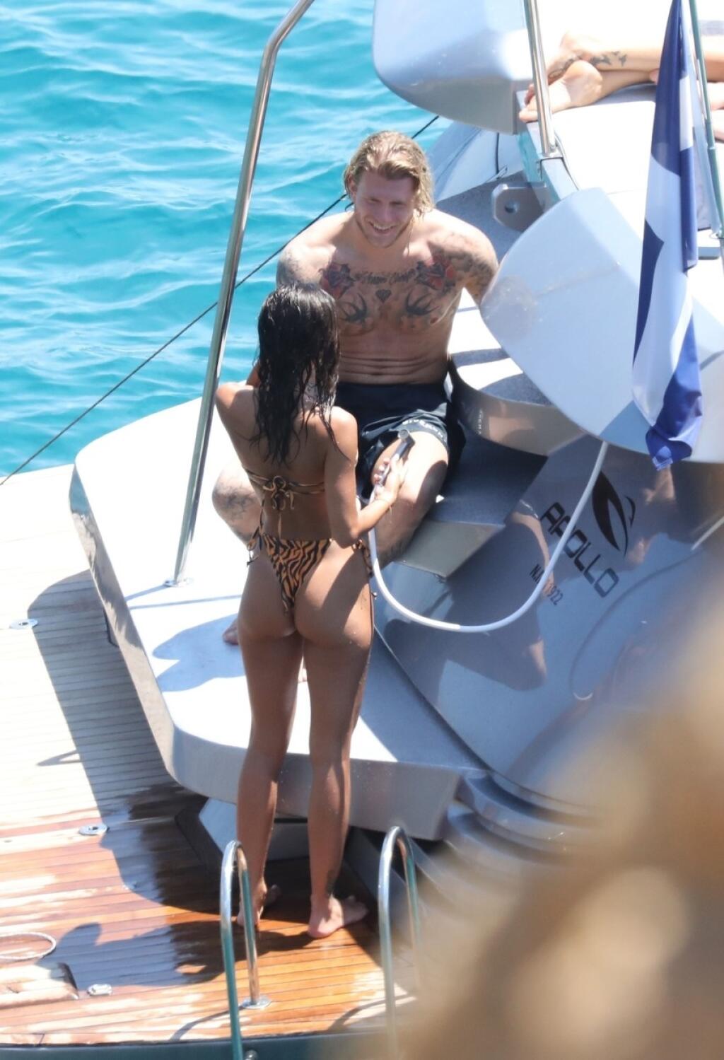 Paparazzi zábery z dovolenky Lorisa Kariusa odhalili, že nemecký brankár už nie je so svojou bývalou priateľkou. Na jachte na ostrove Mykonos si užíval s neznámou brunetkou.