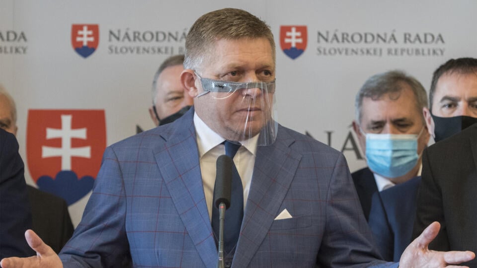 Na snímke predseda strany Smer-SD Robert Fico počas brífingu s novinármi po poslaneckom grémiu v budove NR SR 23. októbra 2020 v Bratislave. FOTO TASR - Martin Baumann