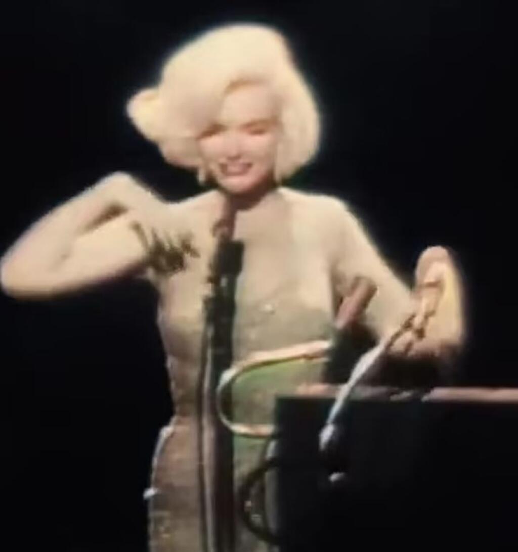 Marilyn Monroe v ikonických šatách, v ktorých v roku 1962 zaspievala Kennedymu k narodeninám. Dnes ich mala oblečené Kim Kardashian, ktorá však musela schudnúť 7 kilogramov, aby ich dokázala zapnúť.
