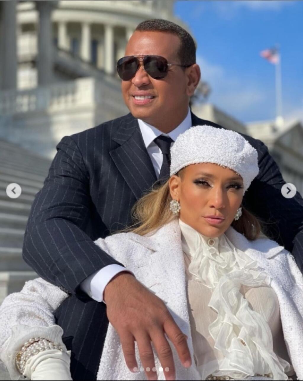 Speváčka Jennifer Lopez priletela do Washingtonu na inauguráciu prezidenta v sivom outfite. Na skúške mala kostým so vzorom kohútej stopy a na samotnej inaugurácii zaspievala celá v bielom.