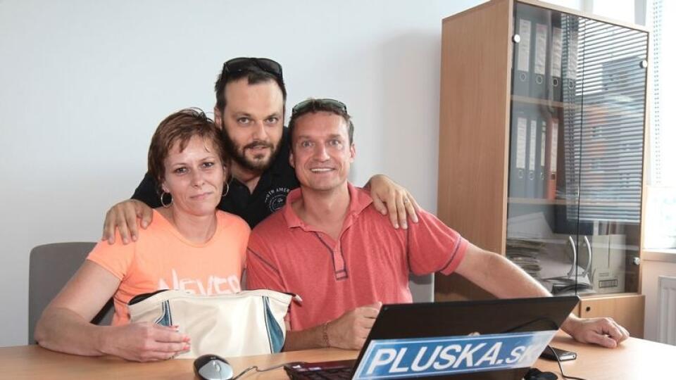 Junior a Marcel s pani Beátou počas ONLINE rozhovoru v redakcii Pluska.sk