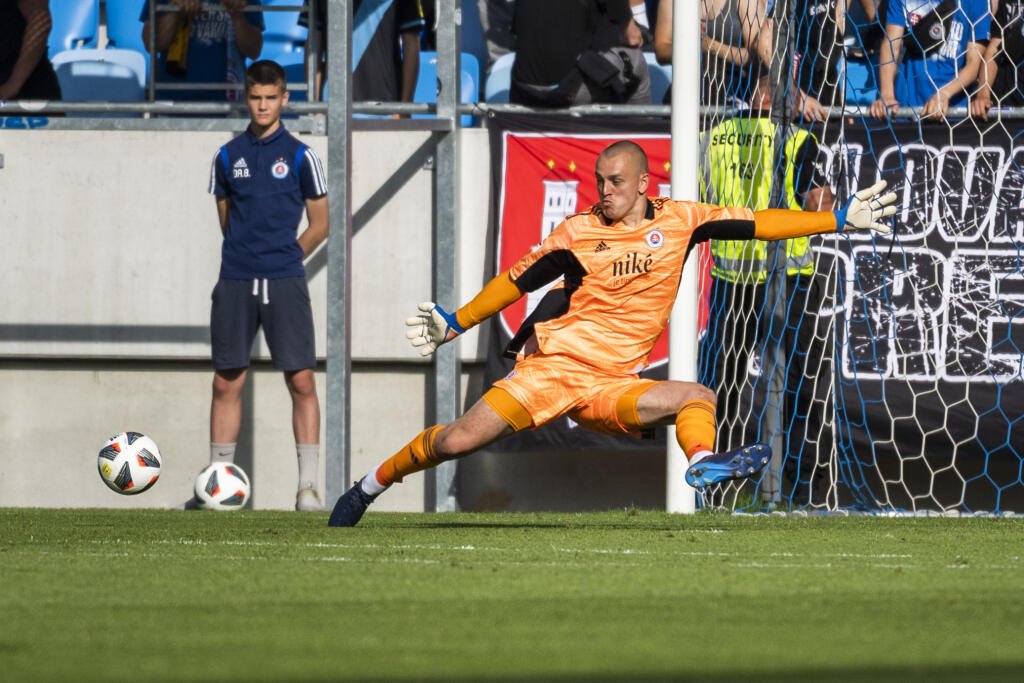 Na snímke brankár Slovana Adrián Chovan počas zápasu záverečného 10. kola skupiny o titul futbalovej Fortuna ligy ŠK Slovan Bratislava - MŠK Žilina v Bratislave 21. mája 2022. FOTO TASR - Jaroslav Novák