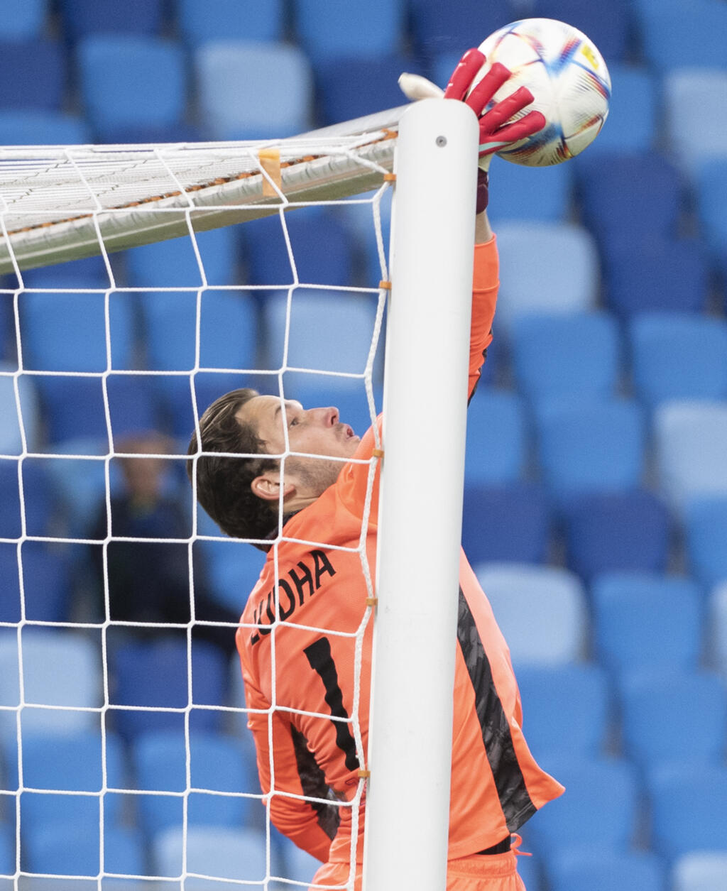 Na snímke brankár Podbrezovej Richard Ludha v zápase 12. kola futbalovej Fortuna ligy ŠK Slovan Bratislava - FK Železiarne Podbrezová 2. októbra 2022 v Bratislave.