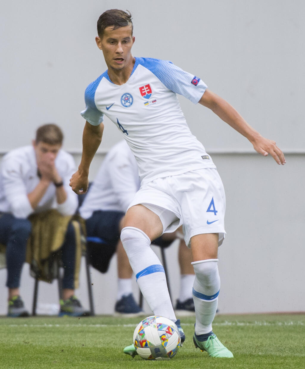 Ľubomír Šatka - Slovenský futbalista má povesť veľkého talentu, lenže tú naštrbila okrem nočného výjazdu sedmičky reprezentantov, medzi ktorými bol aj Šatka a po ktorom skončil na lavičke reprezentácie tréner Ján Kozák, tiež novembrová udalosť, do ktorej sa obranca Dunajskej Stredy zaplietol. Po stretnutí s Nitrou si totiž vyšiel so spoluhráčmi do ulíc Bratislavy a v jednom z podnikov ho mal fyzicky napadnúť len 19-ročný útočník. „Boli sme tam spolu ako tím a ja som dostal ranu do hlavy, takže si detaily nepamätám,“ vyjadril sa Šatka pre Šport24.sk. „Nemôžem poriadne rozprávať a som psychicky na dne,“ dodal 23-ročný futbalista. Po útoku musel byť ošetrený v nemocnici a prvotná diagnóza hovorila o tom, že si už do konca roka nezahrá. Šatka mal po údere do tváre poškodené zuby, posunutý chrup a tržnú ranu na pere. Napriek tomu sa stihol dať dokopy skôr, ako sa očakávalo a v drese Dunajskej Stredy zasiahol ešte do jesennej časti Fortuna ligy. Náš obranca si však nabudúce zrejme rozmyslí, či si po zápase pôjde vyvetrať hlavu alebo bude radšej sekať dobrotu.