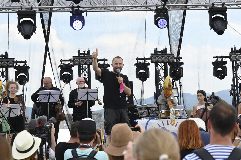 Riaditeľ festivalu Michal Kaščák otvára festival počas otváracieho dňa série piatich festivalov so spoločným názvom Pohoda on the Ground, 7. júla 2021 na letisku v Trenčíne. FOTO TASR - Radovan Stoklasa