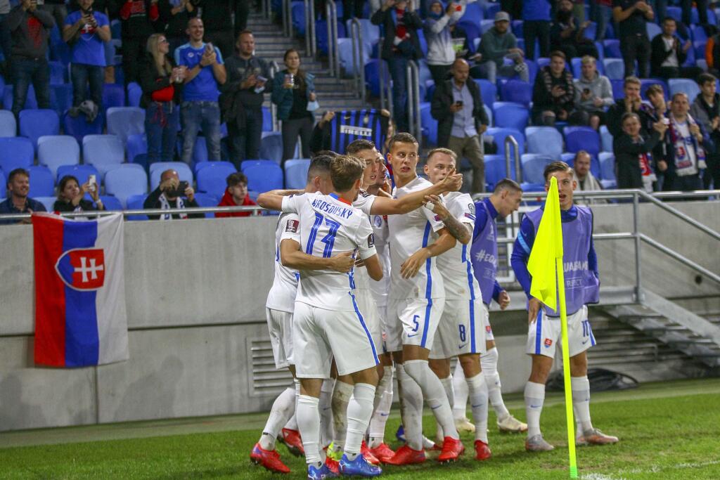 Radosť našich futbalistov po strelenom góle.