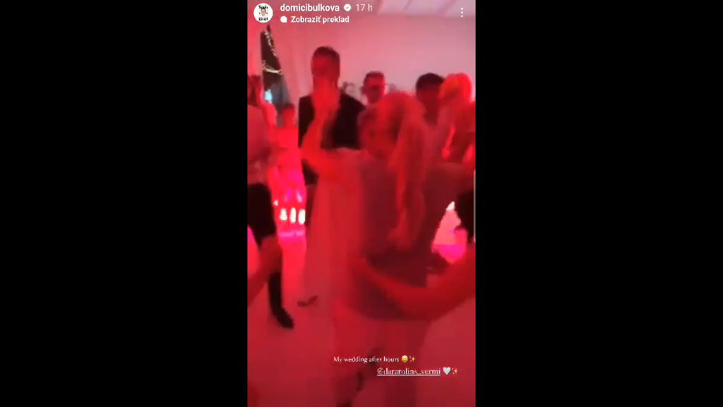 Na Instagrame ukázala súkromné zábery zo svojej svadby spred niekoľkých rokov. Takto sa tam vyšantila s Darou Rolins.