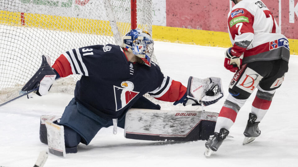 Na snímke vľavo Samuel Hlavaj (Slovan) a vpravo Max Gerlach (Prešov) v zápase 40. kola hokejovej Tipos extraligy v hokeji HC Slovan Bratislava - HC MV Transport Prešov v utorok 21. februára 2023 v Bratislave. FOTO TASR - Martin Baumann