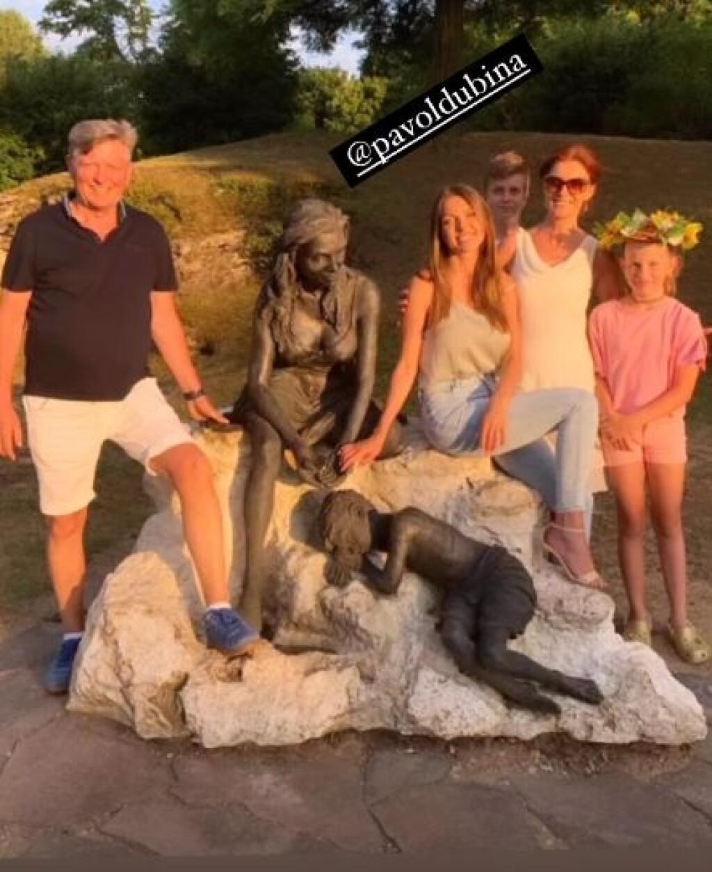 Martina Schindlerová má v Dudinciach sochu s jej podobizňou.