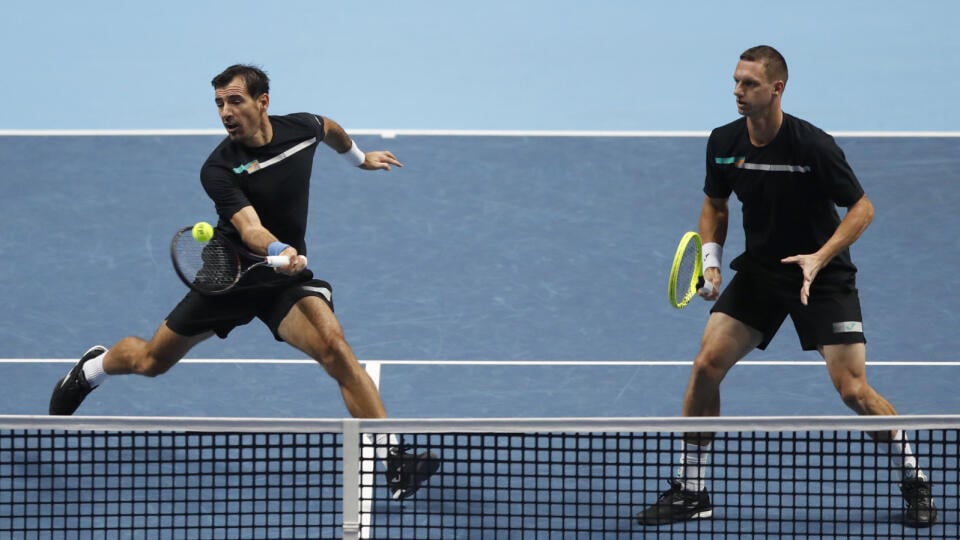 WA 7 Londýn - Chorvátsko-slovenský deblový pár Ivan Dodig (vľavo) a Filip Polášek (vpravo) odvracia úder americko-britského páru Rajeev Ram, Joe Salisbury v zápase mužskej štvorhry v skupine Jonasa Björkmana na turnaji majstrov v Londýne 12. novembra 2019. FOTO TASR/AP
Ivan Dodig of Croatia, left, and Filip Polasek of Slovakia play a return to Rajeev Ram of the United States and Joe Salisbury of Britain during their ATP World Tour Finals doubles tennis match at the O2 Arena in London, Tuesda