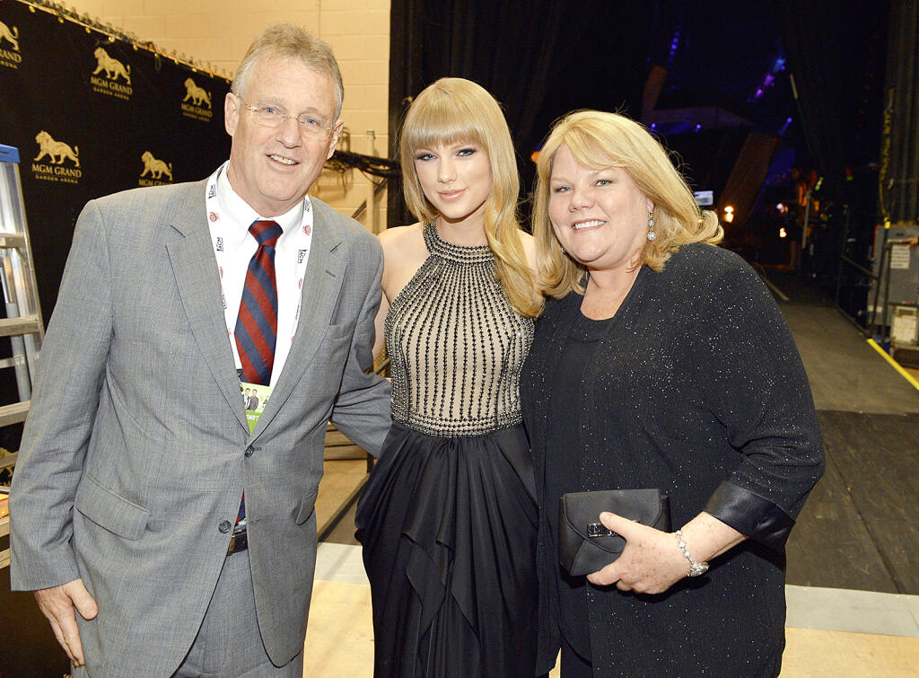 48th Annual Academy Of Country Music Awards - Taylor Swift s rodičmi