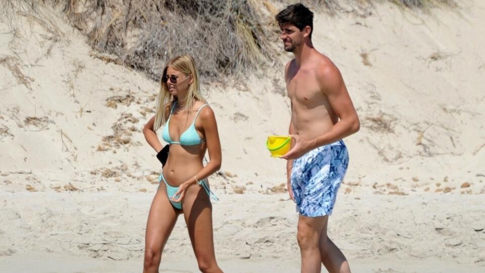 Novomanželia Thibaut Courtois a Mishel Gerzig si užívajú medové týždne na španielskej Formentere.