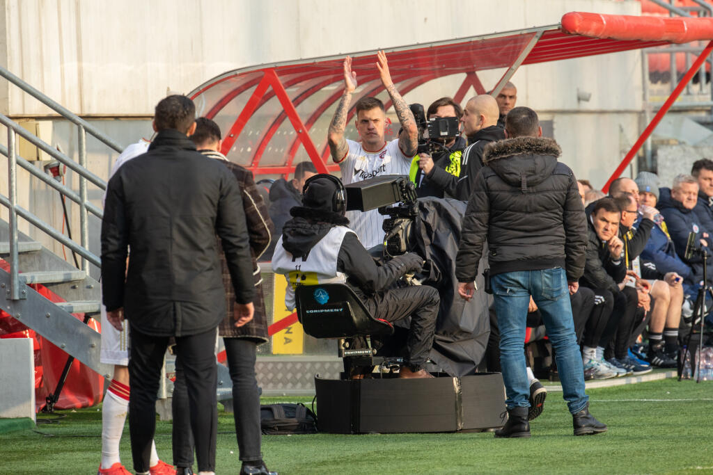 Na snímke je ligového derby v Trnave kde futbalisti ŠK Slovan Bratislava zvíťazili v nedeľnom šlágri 4. kola nadstavbovej skupiny o titul vo Fortuna lige na štadióne FC Spartak Trnava 1:0. Na fotke je Martin Škrtel, ktorého v 57. minúte vylúčil hlavný rozhodca.