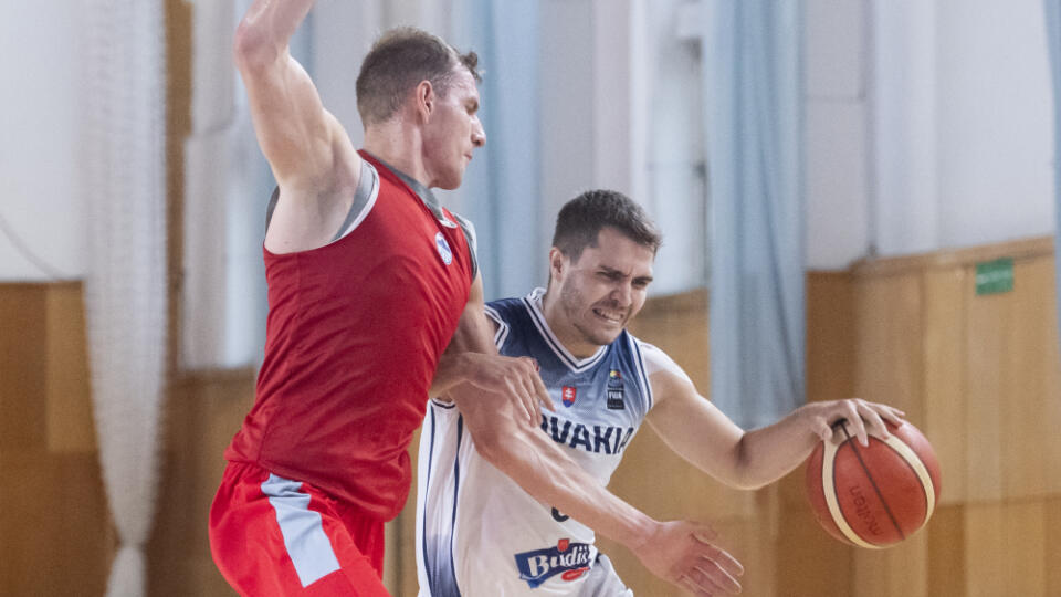 Na snímke vpravo Matej Majerčák (Slovensko) a vľavo Edi Patekar (Rakúsko) bojujú o loptu počas prípravného zápasu v basketbale mužov Slovensko - Rakúsko v Pezinku vo štvrtok 13. júla 2023. FOTO TASR - Martin Baumann