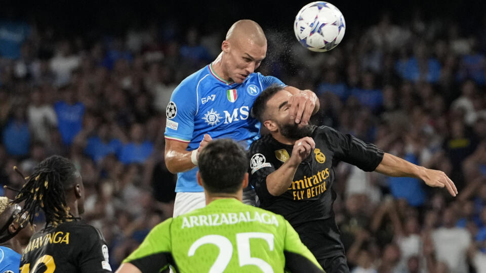 EBE 43 Neapol - Na snímke druhý sprava hore hráč Neapola Leo Ostigard, strieľa hlavou gól v zápase C-skupiny 2. kola Ligy majstrov vo futbale SSC Neapol - Real Madrid v Neapole 3. októbra 2023. FOTO TASR/AP
Napoli's Leo Ostigard, 2nd right, scores with a header his sides first goal during the Champions League group C soccer match between Napoli and Real Madrid at the Diego Armando Maradona stadium in Naples, Italy, Tuesday, Oct. 3, 2023. (AP Photo/Alessandra Tarantino)