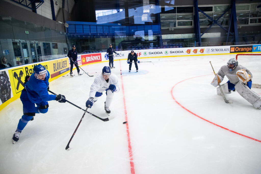 Na snímke Libor Hudáček a Dávid Bondra počas tréningu slovenskej hokejovej reprezentácie pred zápasom A skupiny Majstrovstiev sveta v ľadovom hokeji proti Kanade.