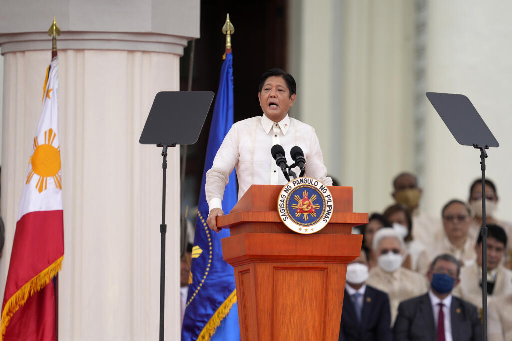 PK 2 Manila - Nový filipínsky prezident Ferdinand Marcos mladší sa prihovára po zložení prísahy počas inaugurácie v Národnom múzeu vo filipínskej metropole Manila 30. júna 2022. Ferdinand Marcos mladší zložil vo štvrtok prísahu ako nový a v poradí už 17. prezident Filipín. Ceremónia prebiehala pred Národným múzeom, kde sa zhromaždili tisícky Marcosových priaznivcov. FOTO TASR/AP

President Ferdinand 