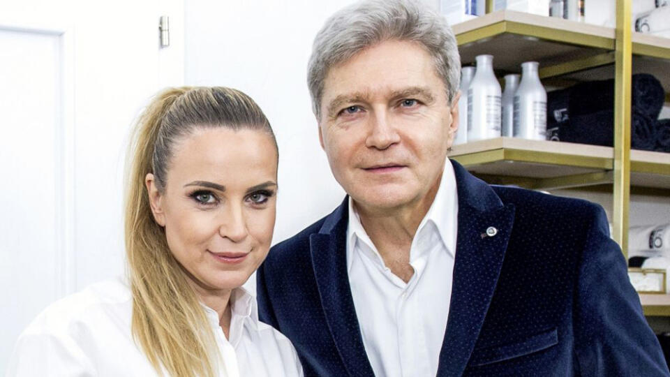 Erika Judínyová (52) sa netajila výpomocou v domácnosti. Keď nastúpila do práce, pri dcére Elle ju zastúpil Štefan Skrúcaný (63). Časom si tiež zohnali pestúnku. „Cez pracovný týždeň nám chodí na pár hodín vypomáhať pani v Števovom veku. Dali sme na odporúčania priateľov, ide o dlhoročnú opatrovateľku s bohatými skúsenosťami,“ priznala pred časom.