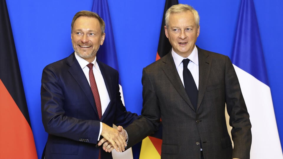 WA 18 Paríž - Francúzsky minister financií Bruno le Maire (vpravo) a jeho nemecký rezortný kolega Christian Lindner pózujú počas stretnutia v Paríži vo štvrtok 24. novembra 2022. FOTO TASR/AP
French Finance Minister Bruno le Maire and German Finance Minister Christian Lindner attend a press brief after a meeting, amid global economic pressures, notably linked to the Ukraine war, in Paris, Thursday, Nov. 24, 2022. Their meeting comes as European officials are discussing a cap on the price of Ru