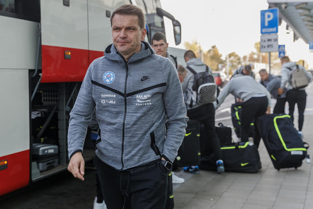 Slovenskí futbalisti odleteli na prípravný zápas do Švédska.
