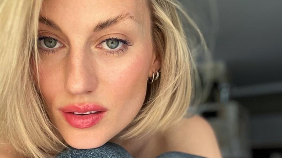 Jej blond vlasy sú už minulosťou.
