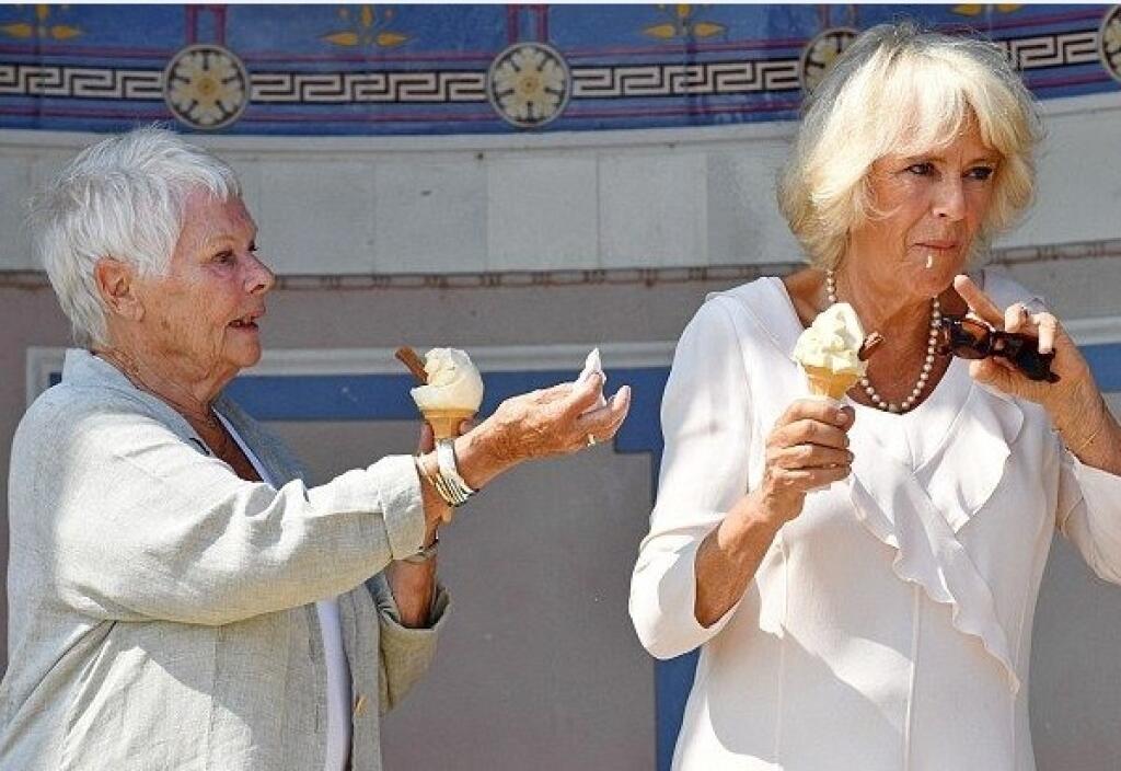 Camilla a herečka Judi Dench so zmrzlinou.