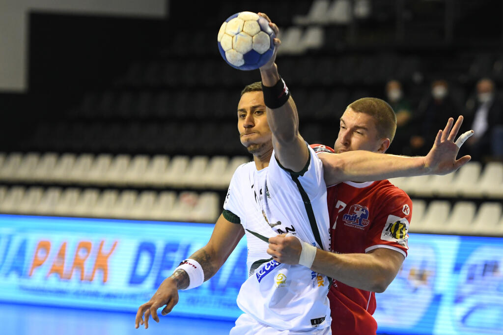Na snímke s loptou Guilherme Linhares (Tatran Prešov), vpravo Sergej Petričenko (MŠK Považská Bystrica) v treťom zápase finále play off Niké Handball Extraligy mužov v hádzanej Tatran Prešov – MŠK Považská Bystrica.