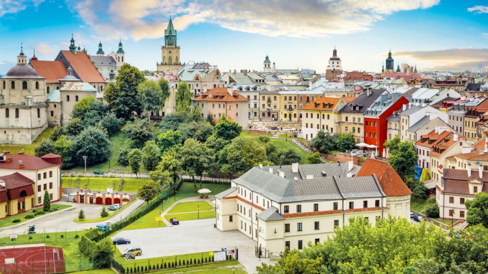 Erb mesta Lublin vyobrazuje kozu ako memento tatárskeho vpádu a vinohrad.