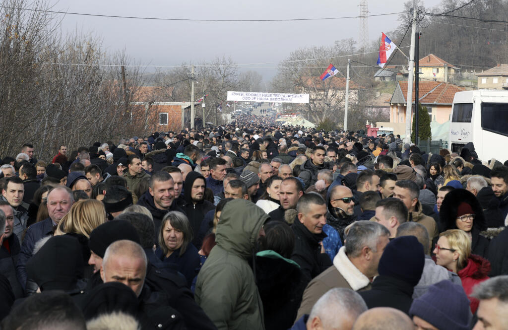 JB 48 Rudare - Miestni Srbi blokujú cestu počas protestu pri dedine Rudare, severne od kosovskej Mitrovice 22. decembra 2022. Stovky etnických Srbov vo štvrtok barikádami prehradili cestu na severe Kosova, čím zablokovali dopravu cez dva hlavné hraničné priechody smerom do Srbska, uviedla tamojšia polícia. Situácia v Kosove je 