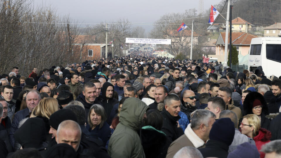 JB 48 Rudare - Miestni Srbi blokujú cestu počas protestu pri dedine Rudare, severne od kosovskej Mitrovice 22. decembra 2022. Stovky etnických Srbov vo štvrtok barikádami prehradili cestu na severe Kosova, čím zablokovali dopravu cez dva hlavné hraničné priechody smerom do Srbska, uviedla tamojšia polícia. Situácia v Kosove je