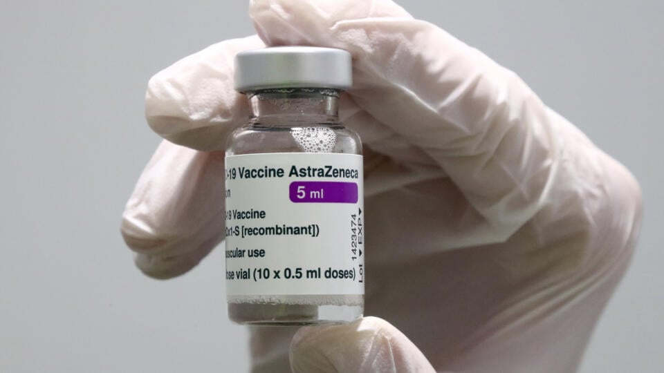 KK18 Ebersberg - Na archívnej snímke z 22. marca 2021 zdravotník ukazuje ampulku s vakcínou proti ochoreniu Covid-19 od spoločnosti AstraZeneca vo vakcinačnom centre v Ebersbergu. Britský Regulačný úrad pre lieky a zdravotnícke výrobky (MHRA) rozhodol, že ľuďom mladším ako 30 rokov budú v Británii pri očkovaní proti koronavírusu ponúkané aj iné vakcíny ako látka od firmy AstraZeneca, ak to bude možné. Predstavitelia MHRA to oznámili v stredu 7. apríla 2021 na tlačovej konferencii, informovala sp