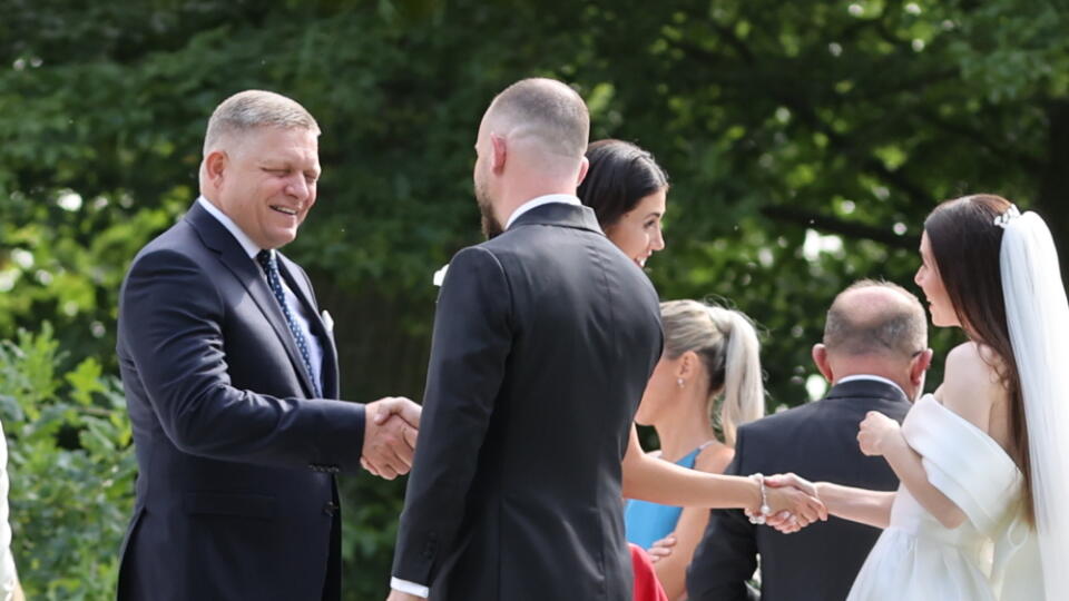 Robert Fico gratuluje čerstvému (vľavo) ženáčovi Marekovi Parovi, v pozadí nevesta príjíma gratulácie od Kataríny Szalayovej.