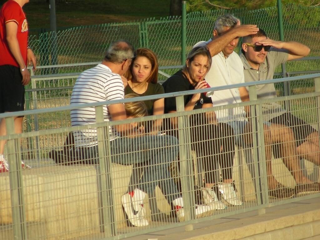 Shakira si bejzbalový zápas syna užívala v náležitom odstupe od bývalého. A ako záštitu si so sebou zobrala kamarátky a rodinu.